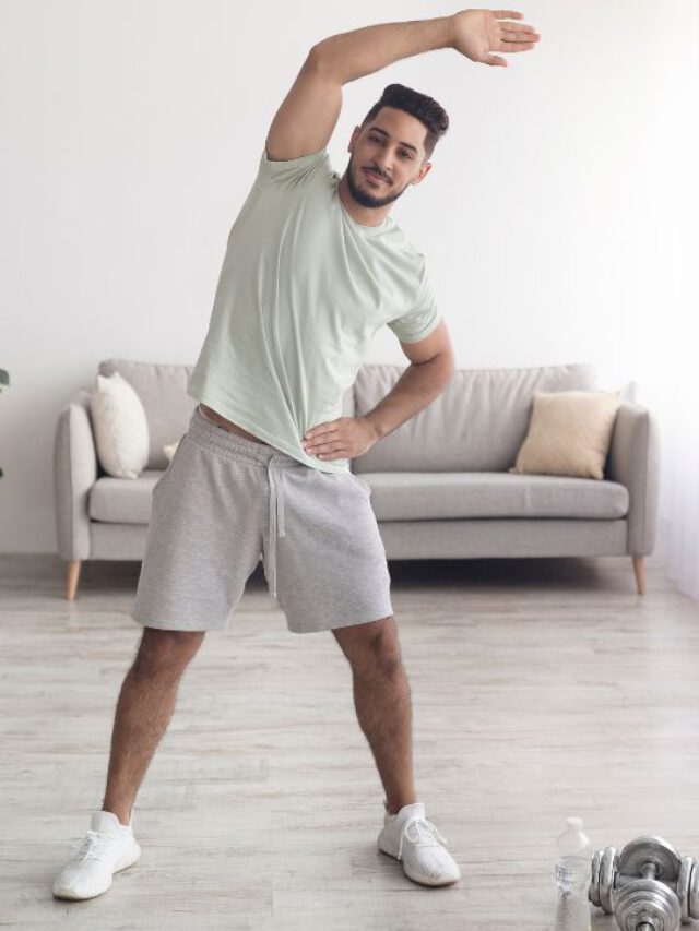 Homem fazendo exercício para a panturrilha na academia 