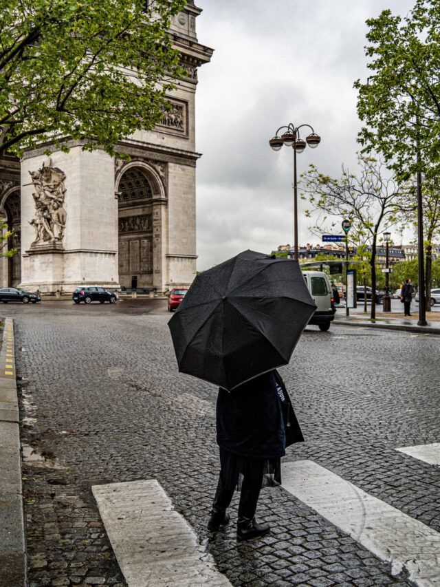 Ilustração de mulher regando uma vaso e ela saindo da flor