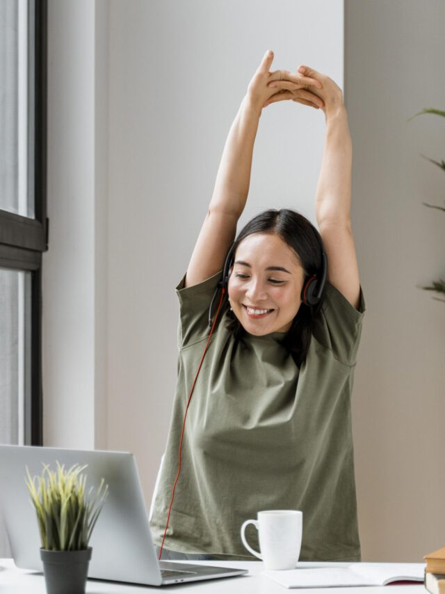 Jovem estudando ouvindo música
