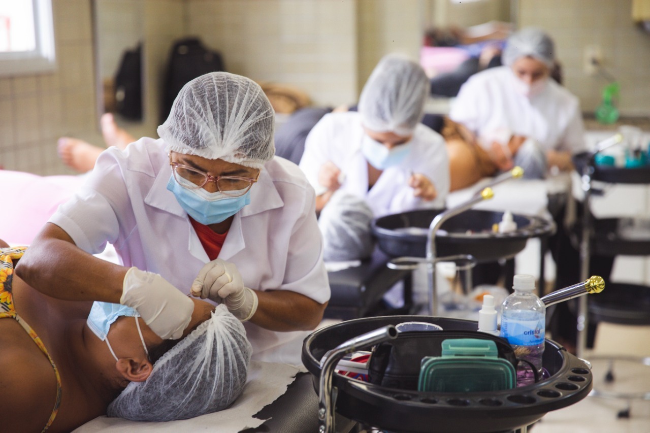 Curso de alongamento de cílios. Foto: Sedec