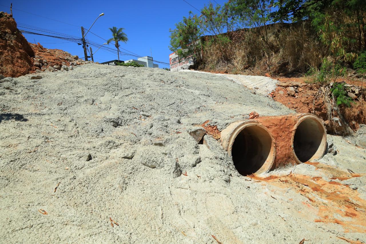 Obras de ampliação do escoamento de água da avenica C-190. foto: Jackson Rodrigues