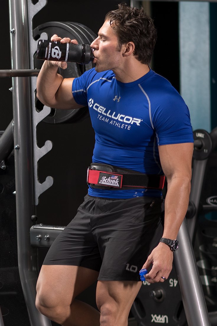 Mulher fazendo a postura de cobra da yoga