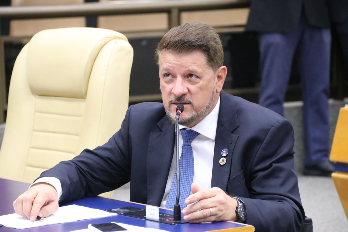 Ilustração do signo de escorpião em um fundo lilás