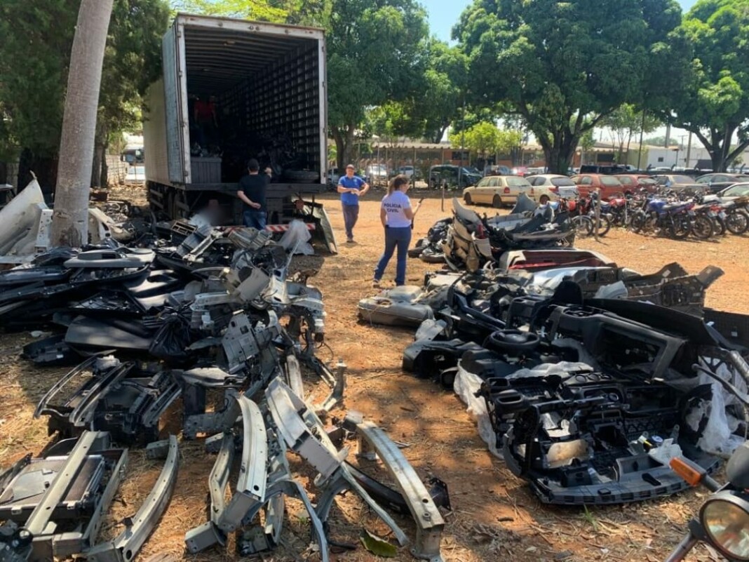 caminhão com peças de carros roubados é apreendido pela PCGO. Foto: PCGO