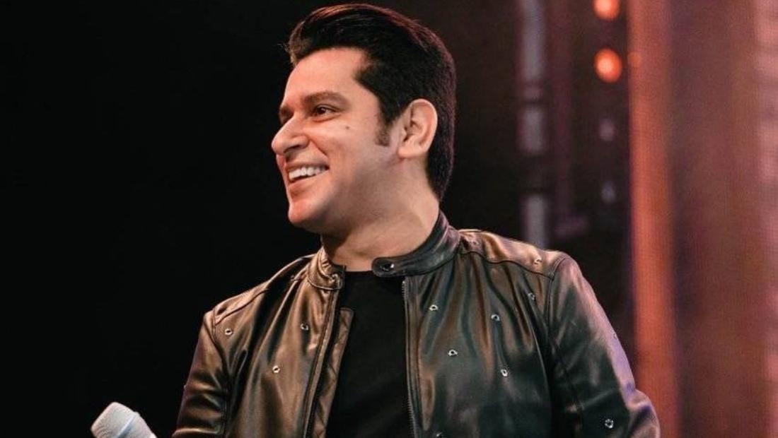 Fernanda Torres como Eunice Paiva, acompanhada por quatro crianças, representando um momento familiar em "Ainda Estou Aqui"