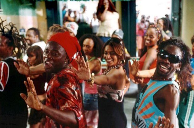 Dois homens sentados sorrindo 