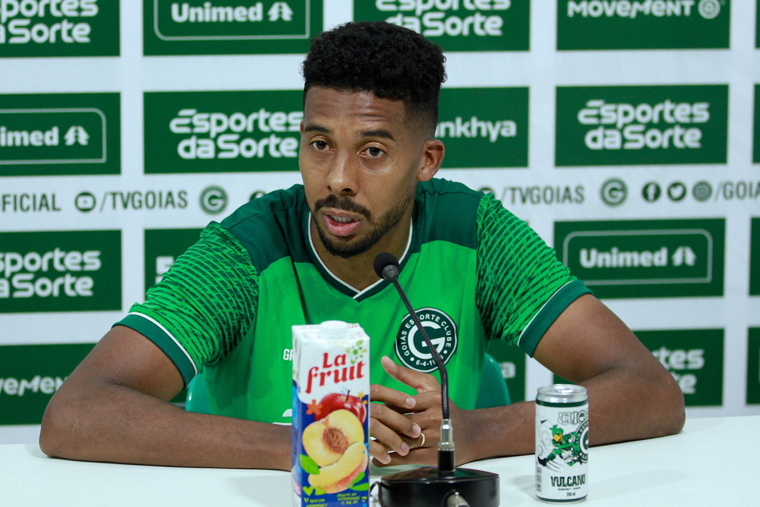 Alcatra grelhada com batatas servido em prato branco de porcelana em cima de mesa de madeira