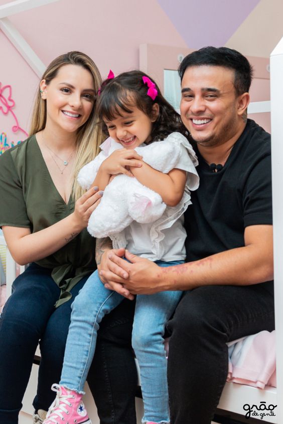 símbolo do signo de virgem em um fundo azul marmorizado