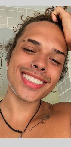 Gato atrás de uma porta