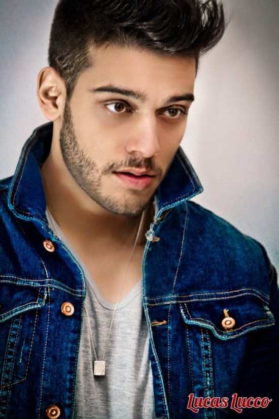 Vista de longe da Torre do Reno em Dusseldorf, Alemanha