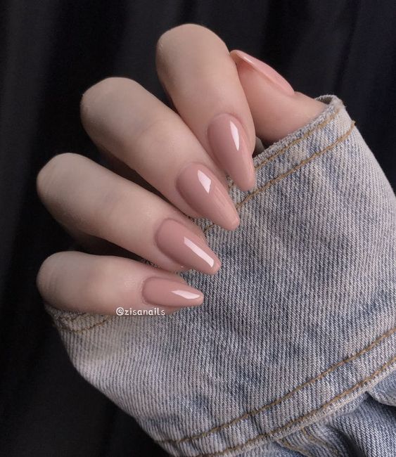 Duas pedras tópazio no chão