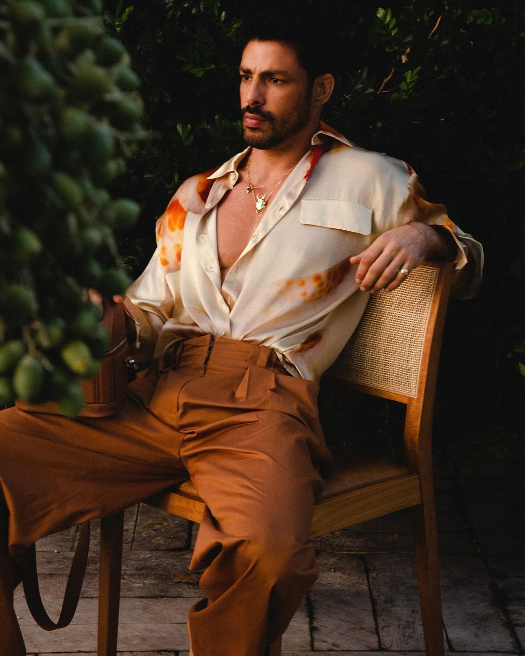 Casal olhando uma maquete de uma casa e um homem miniatura nela 