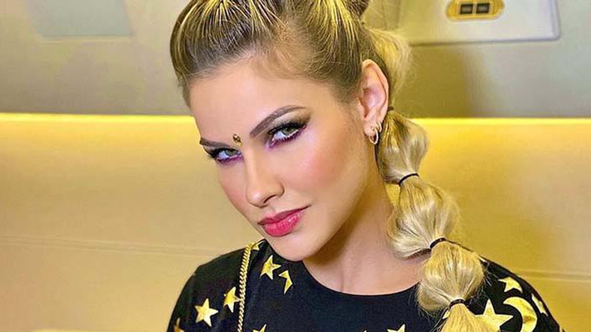 Abissínio em lar olhando para a frente