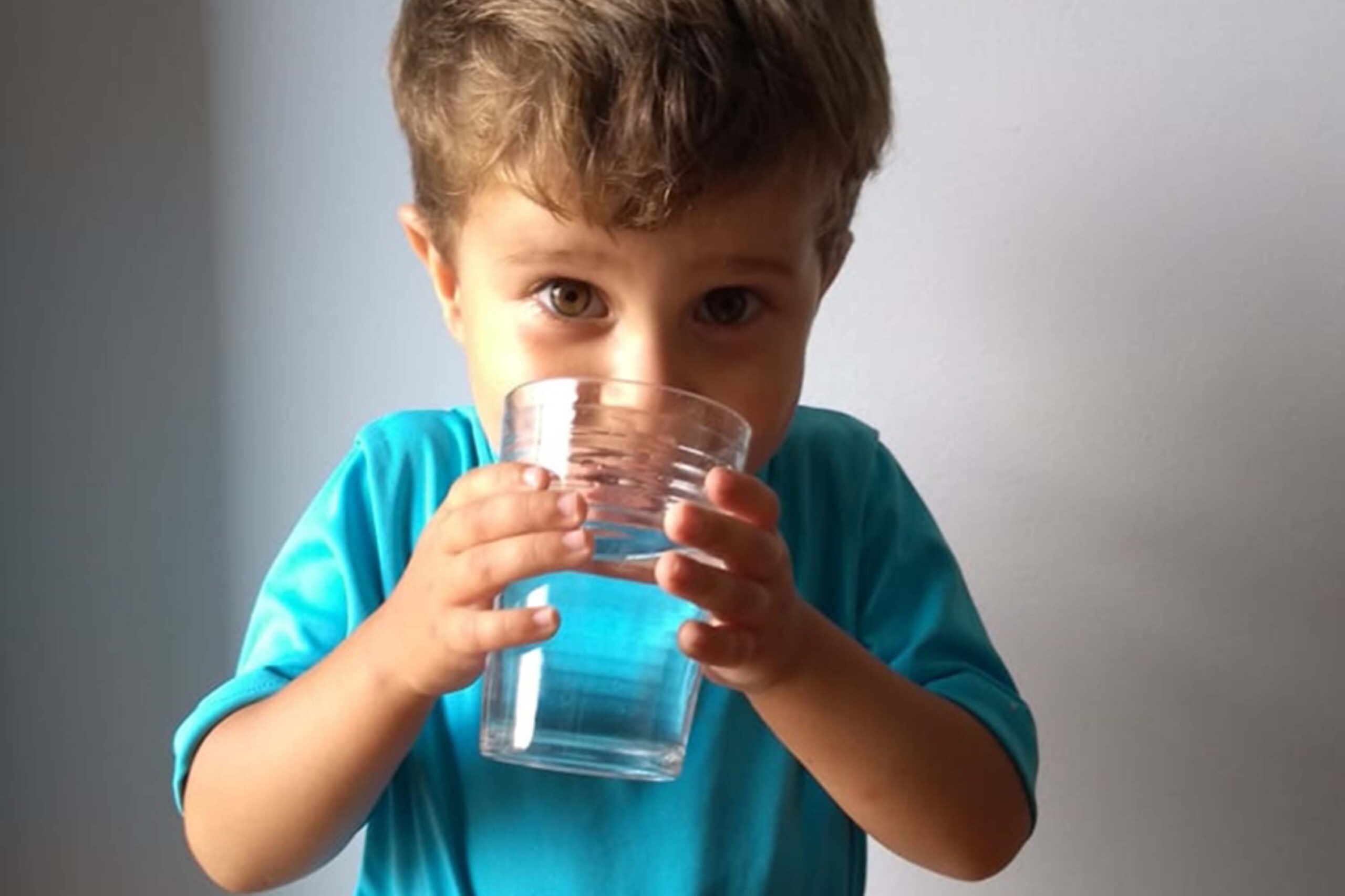 Moqueca de banana-da-terra em um prato marrom