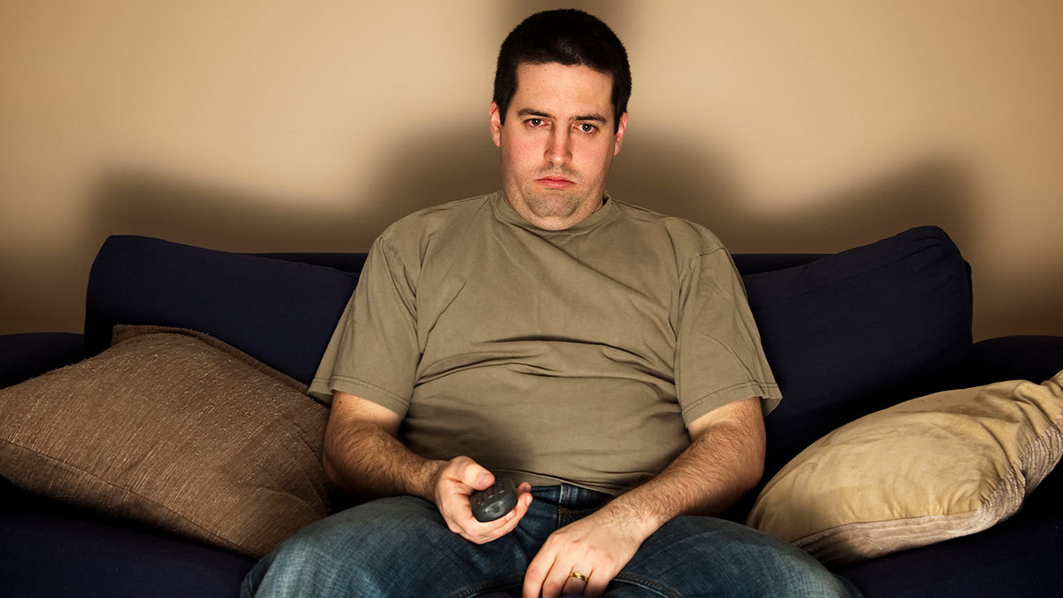 Profissional aplicando fibra de vidro em unha de cliente em salão de beleza 