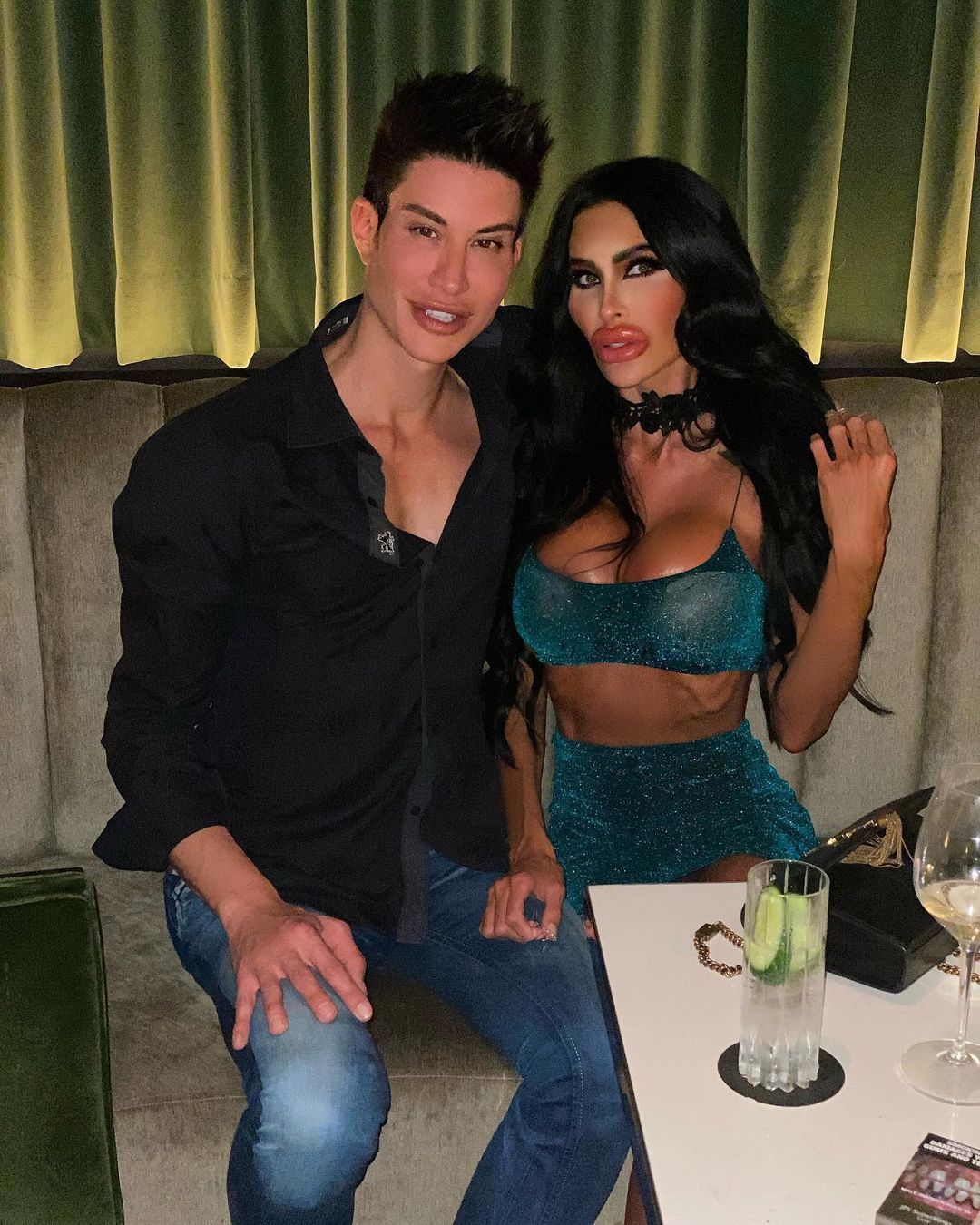 Quarto e sala separados por uma porta camarão em vidro