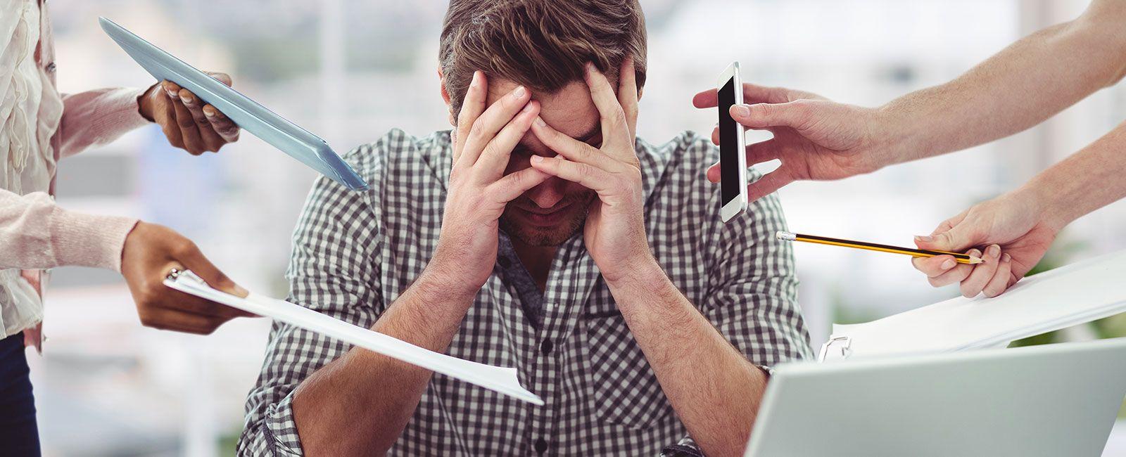 Recipiente branco com alecrim ao lado de toalhas e um recipiente com óleo