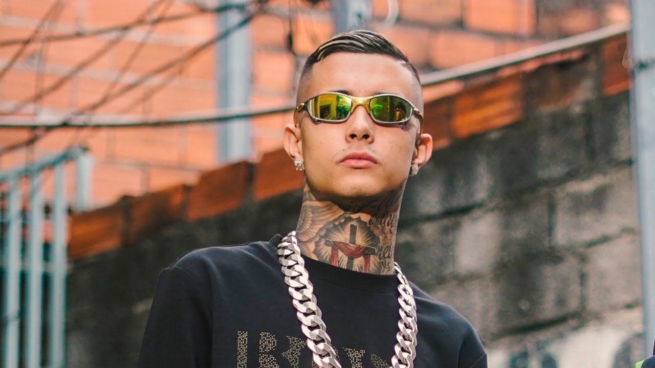 Crepes recheados com fígado bovino, dourados na frigideira e servidos com creme