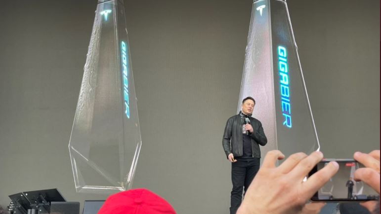 Ilustração de uma mulher sentada olhando para cima na capa do livro 'Eu podia ser feliz e não sabia'