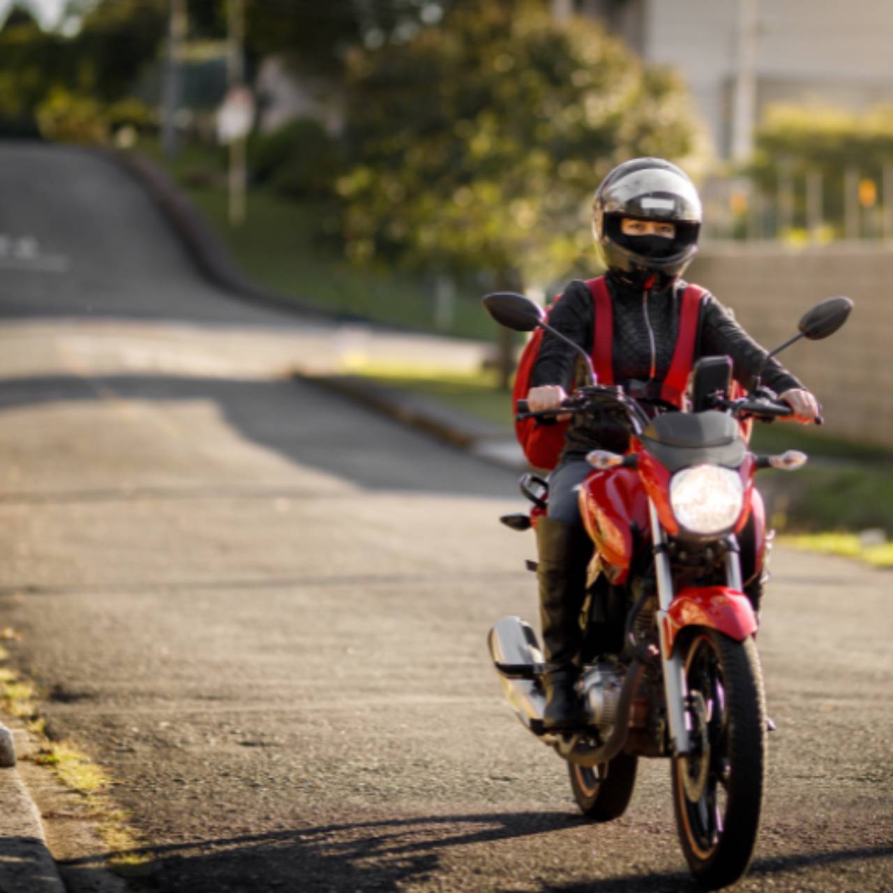 Cozinha com moveis em cinza e marrom