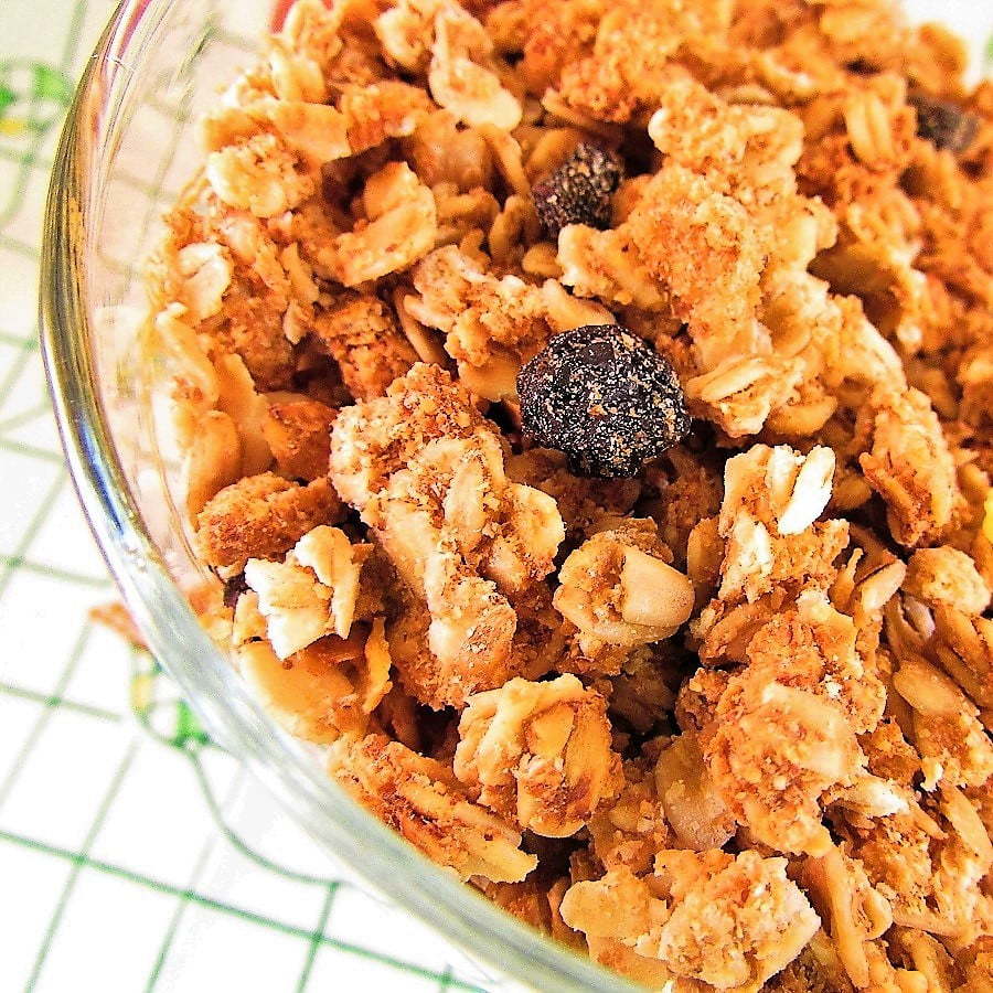 Homem e mulher andando de mãos dadas e sorrindo