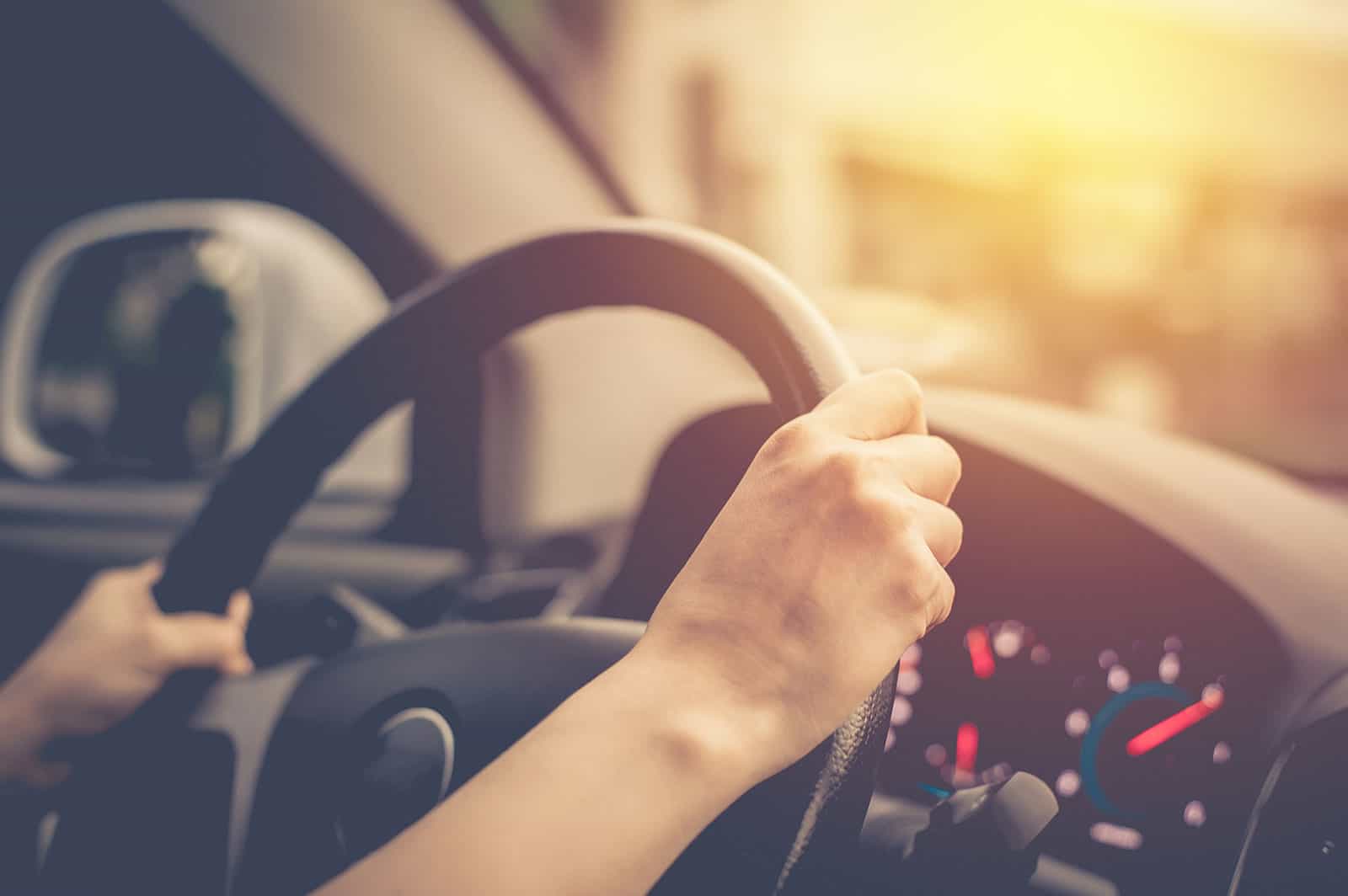 Capa de livro amarela com o título e nome da autora do livro