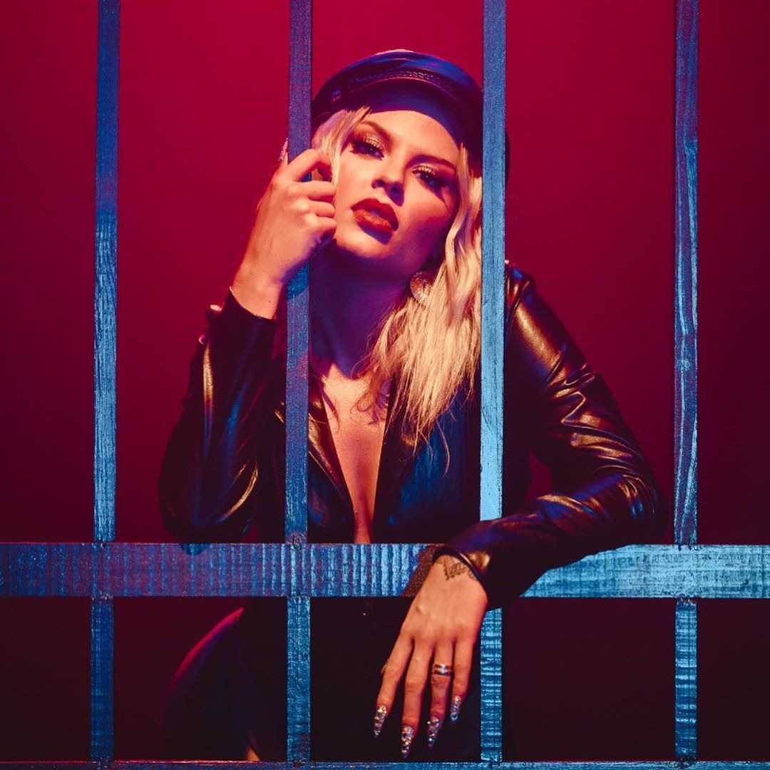 Homem tomando leite em um copo de vidro 