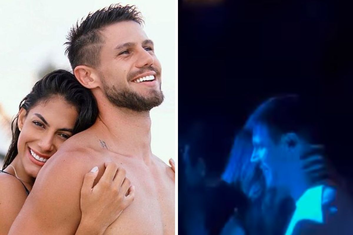 Mulher com cabelo ruivo mais claro, posando para foto em salão de beleza