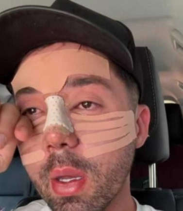 Crianças fantasiadas participando de "trick or treat", recebendo doces em um cesto durante a celebração de Halloween