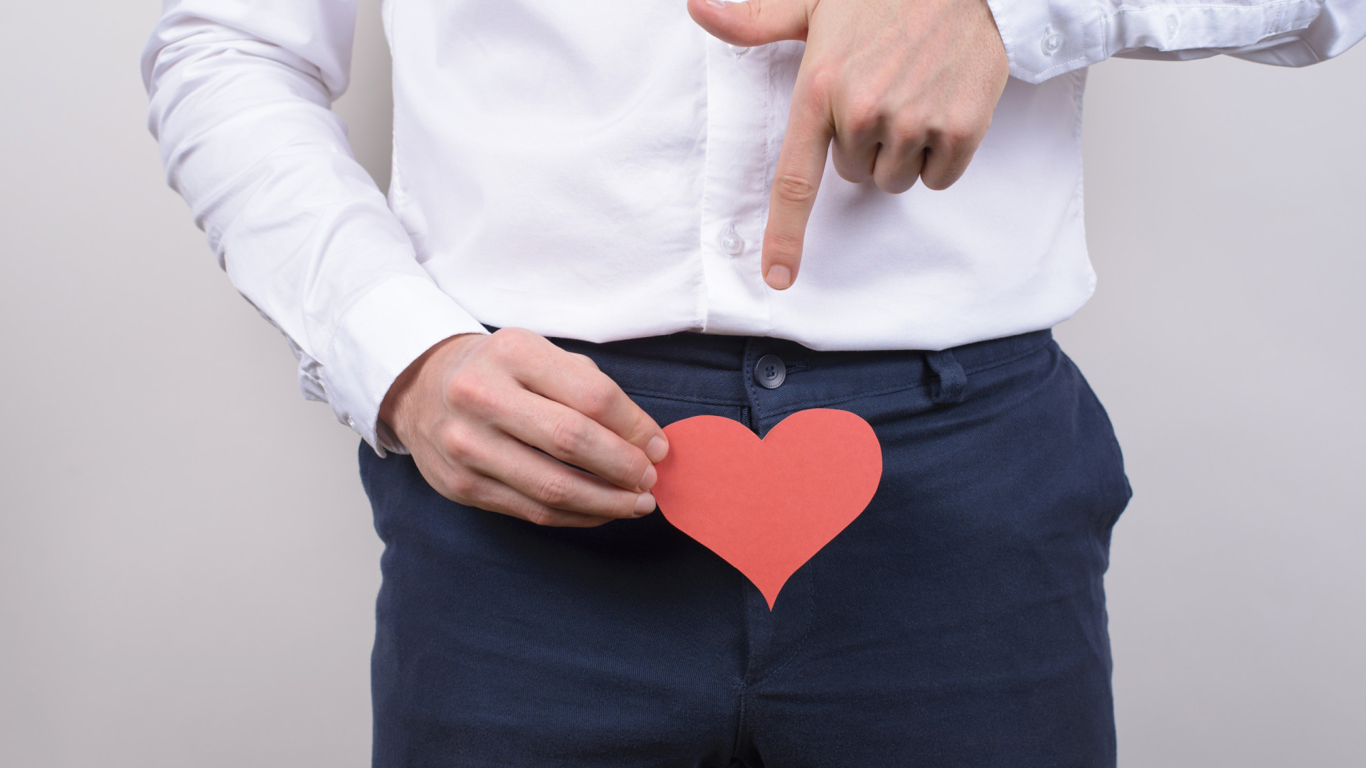 Risoto de cogumelo shiitake servido em prato fundo de porcelana branca