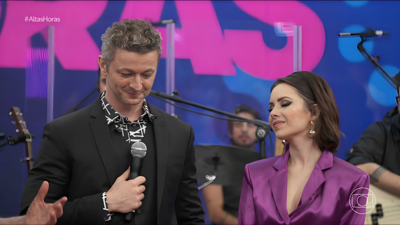 Espaço interno amplo com piso de madeira Cumaru, mesa de jantar e acabamentos integrados