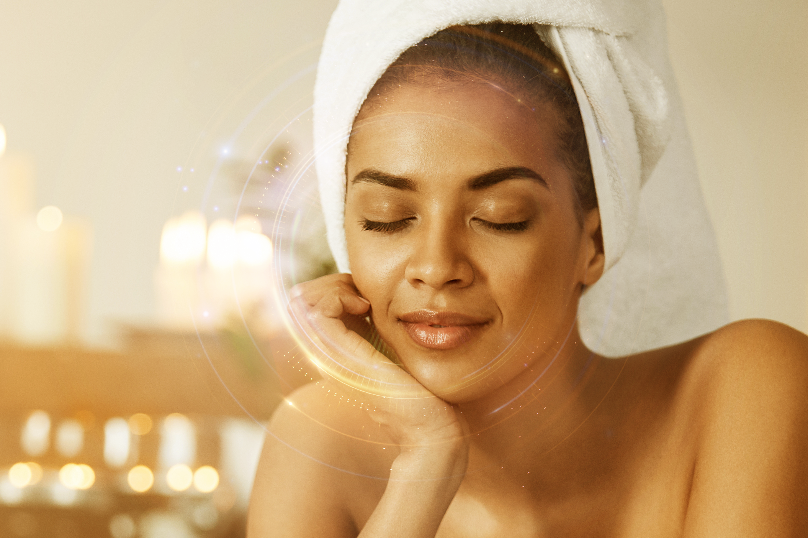 Espaço de home office médio com mesa ligada a estante e armário planejado com nichos e livros 