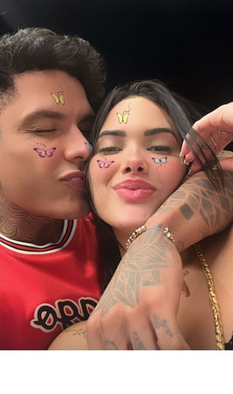 Capa da série 'Cross' com um detetive olhando para o lado e uma faixa amarela na frente