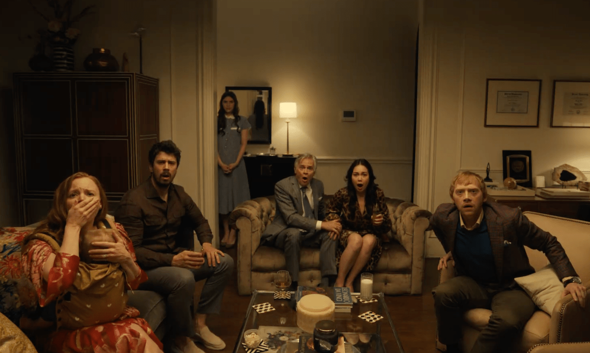 mulher deitada e dormindo em cama com travesseiros e coberta branca