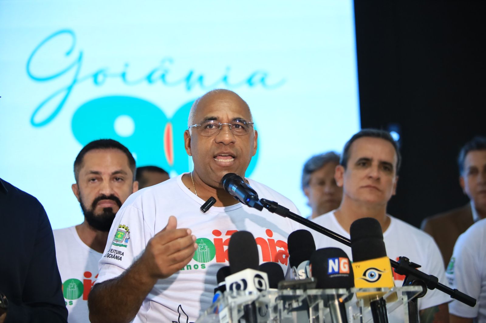 pote branco com pastéis assados em cima de pano listrado