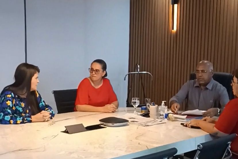 Mulher deitada em um colchonete fazendo abdominal bicicleta 