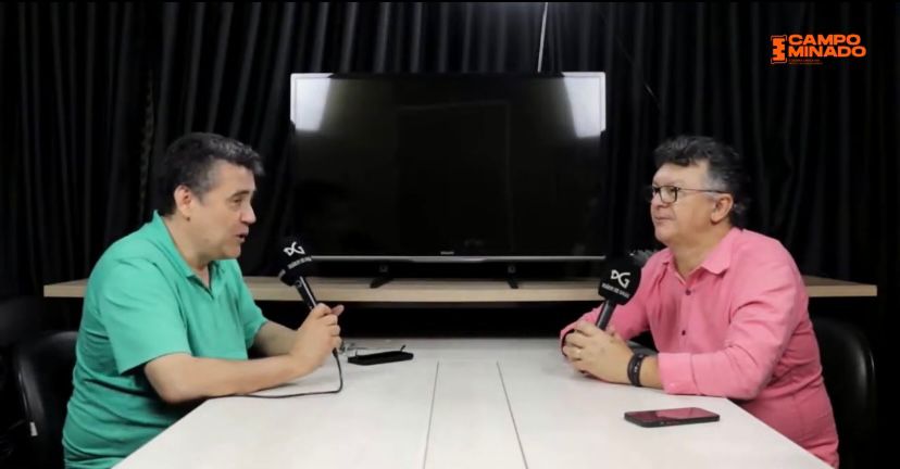 Copo de vidro com vitamina de abacate decorado com folhas de espinafre e sementes de chia