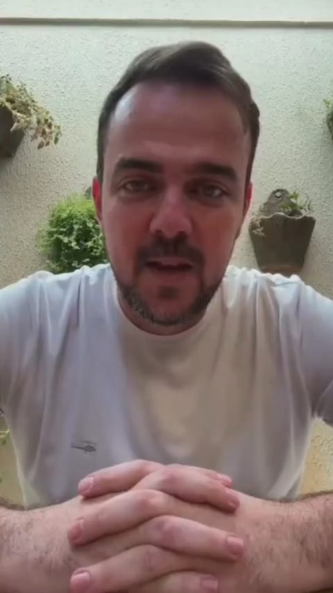 Mulher passando sérum no cabelo após o banho