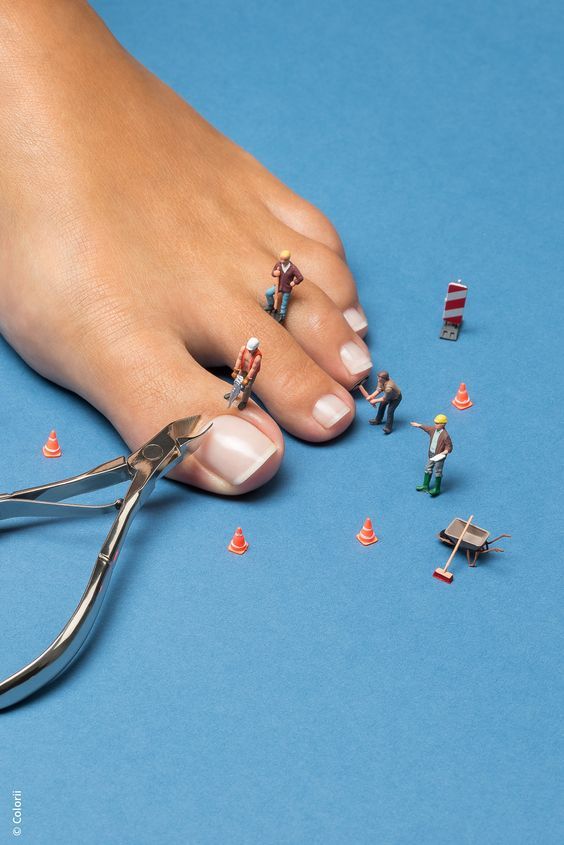 Mão feminina segurando duas pedras citrino