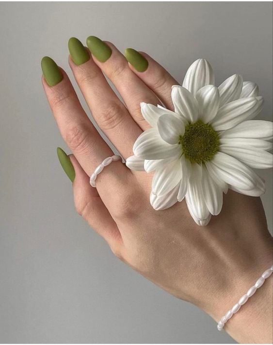 Pedra água-marinha em um fundo cinza 