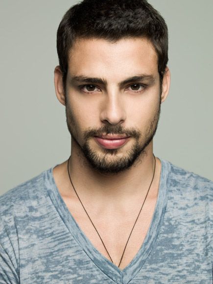 Um menino cantando e brincando com um homem caveira 