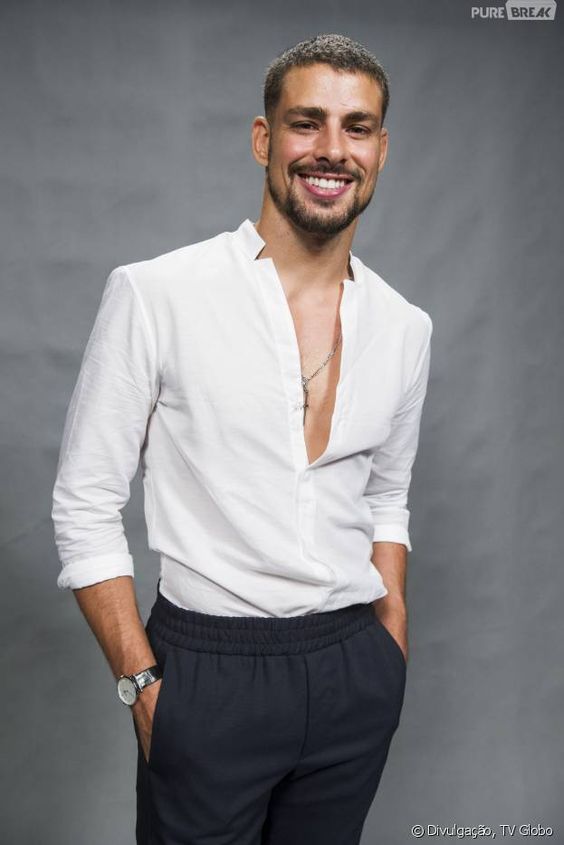 Três irmãs bruxas, uma ao lado da outra com expressões curiosas