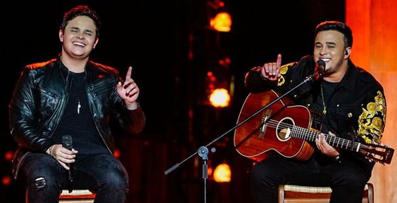 símbolo do signo de peixes em fundo azul marmorizado