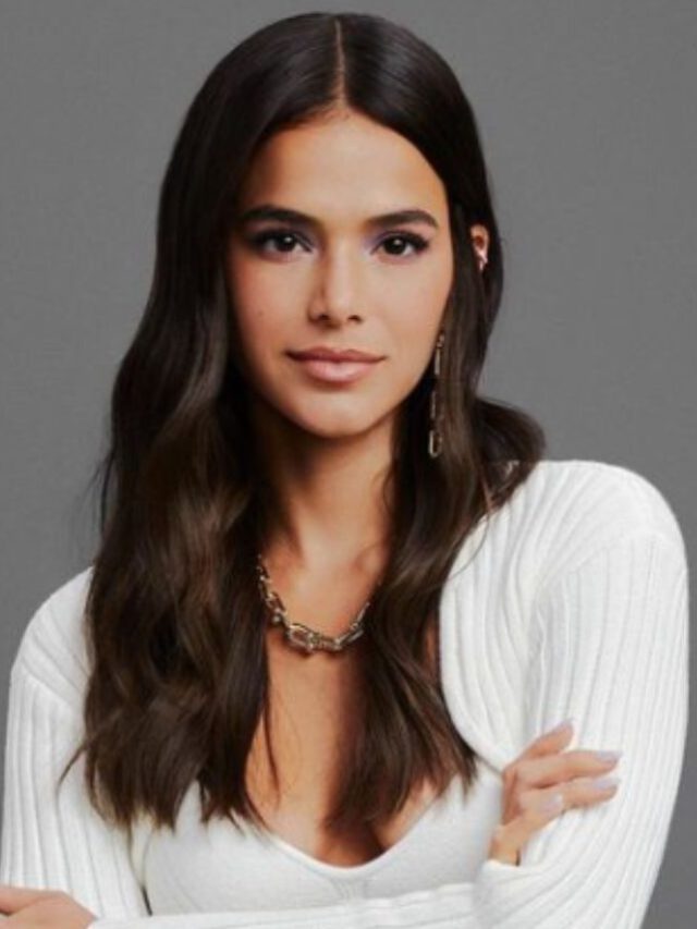 Ilustração de uma mulher andando na capa do livro "Recalculando a Rota"