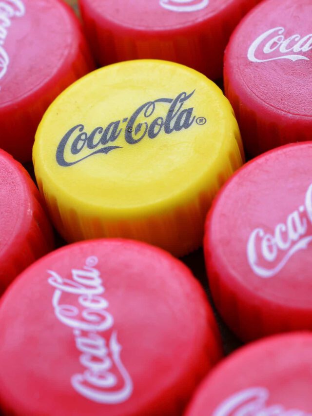 Suporte de TV giratório instalado entre o quarto e a sala do apartamento