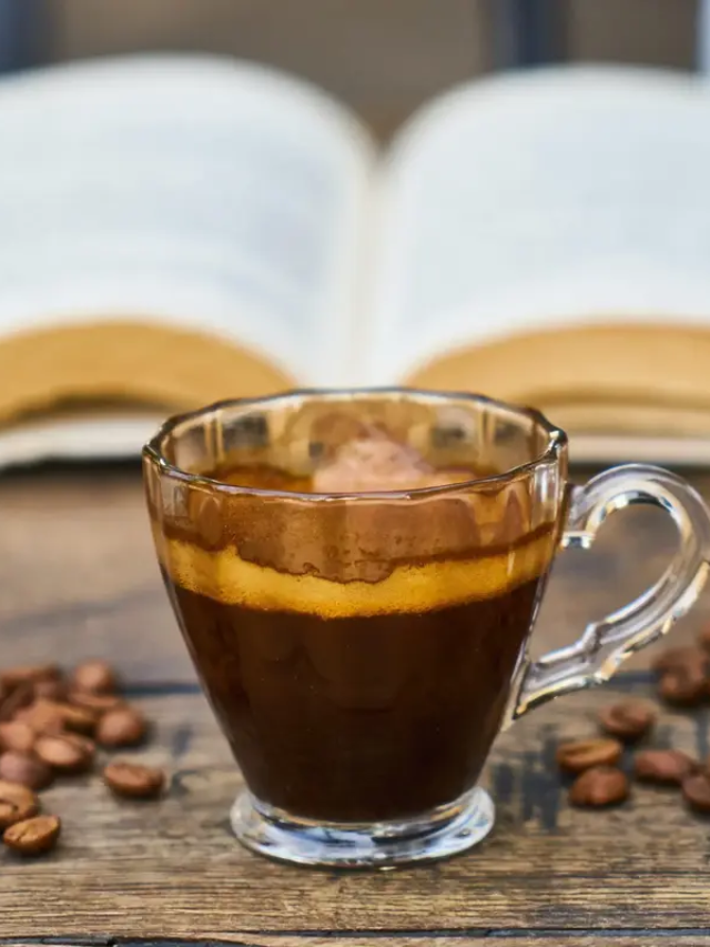 Capa de livro com uma imagem da Terra e com o título Mundo Fraturado