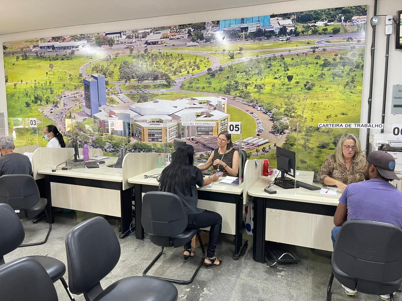 Ilustração de uma mulher em preto dentro de um círculo branco em um fundo azul