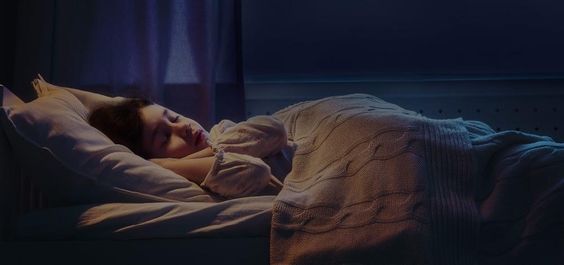 Um relógio formado por bolinhas cinzas e roxas e o ponteiro é um DIU em um fundo roxo claro