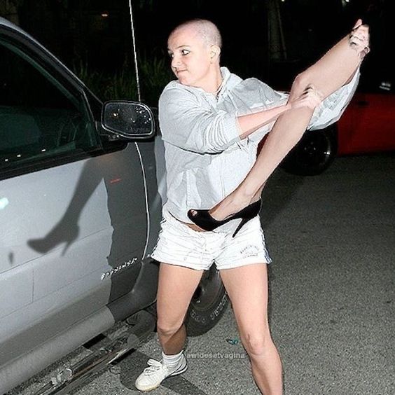 Capa do livro 'Noite de renovação' com a ilustração de um cérebro dentro de um relógio 