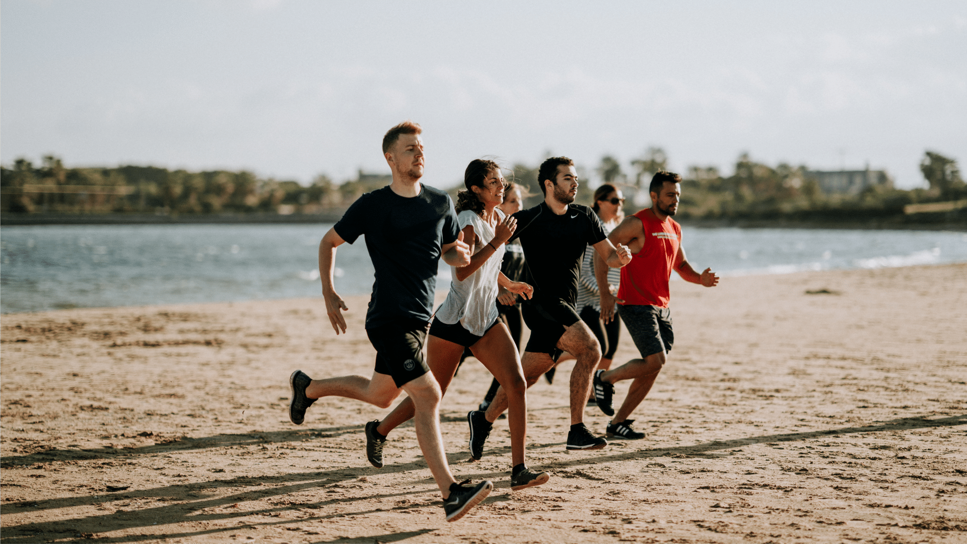 Moana e Maui navegando em um mar mágico à noite, acompanhados por uma gigantesca criatura marinha bioluminescente em "Moana 2"